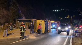 Una volqueta de arena se volcó en la autopista General Rumiñahui este lunes 21 de julio de 2025.