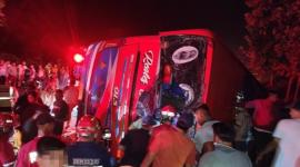 Un bus con pasajeros se volcó en El Empalme, provincia de Guayas, la noche del 20 de julio del 2025.