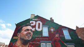 Un mural del artista Paul Curtis en el lateral de una casa cerca del estadio de Anfield homenajea al exdelantero del Liverpool Diogo Jota, fallecido en un accidente de coche en España junto con su hermano André Silva el pasado 3 de julio.