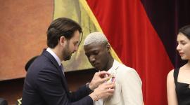 Niels Olsen entregó una condecoración a Moisés Caicedo en el Pleno de la Asamblea Nacional este lunes 21 de julio del 2025.