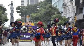 Carros alegóricos le pusieron color al desfile que recorrió la principal arteria del centro de Guayaquil por conmemoración de los 490 años de fundación.