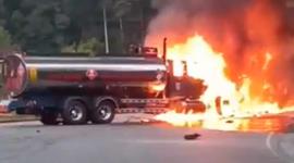 Siniestro de tránsito en la vía Alóag - Santo Domingo causa el incendio de un camión tanquero a la altura del kilómetro 38.
