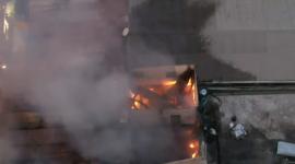El fuego ha consumido gran parte de una vivienda, cuyo techo colapsó.