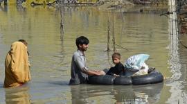 Familias evacúan zonas residenciales por las fuertes lluvias en el norte de Pakistán.