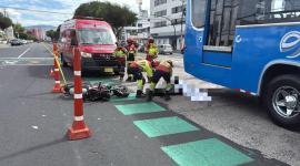 El choque entre un bus urbano y un motociclista se registró en el norte de Quito.