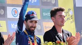 Mont Ventoux (Francia), 22/07/2025.- El ciclista francés Valentin Paret-Peintre del equipo Soudal Quick-Step celebra en el podio tras ganar la 16ª etapa del Tour de Francia.