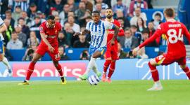 Pervis enfrentando al Liverpool en la victoria por 3-2 el 19 de mayo en el Brighton Stadium.