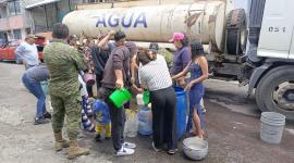 Ministerio de Ambiente, acompañados de personal militar, realizan la entrega de agua en varios sectores del sur de Quito como el Blanqueado, Beaterio, Lucha de los Pobres.