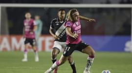 Jair Rodrigues (i) de Vasco da Gama disputa el balón con Claudio Spinelli de Independiente del Valle durante un partido de la eliminatoria para los octavos de final de la Copa Sudamericana.