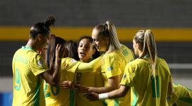 Yasmin (c) de Brasil celebra un gol con sus compañeras este martes, en un partido de la fase de grupos de la Copa América Femenina entre Paraguay y Brasil en el estadio Gonzalo Pozo Ripalda en Quito (Ecuador).