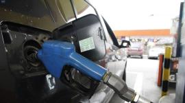 Distribuidores alertan que se está "dosificando" la venta de gasolina Extra en Quito