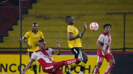 El jugador Janer Corozo de Barcelona SC tiene el control del balón en el enfrentamiento contra Técnico Universitario el sábado 12 de julio en el Estadio Monumental.
