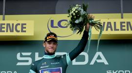 El líder de la clasificación por puntos, maillot verde, el ciclista italiano Jonathan Milan del equipo Lidl-Trek celebra en el podio tras la 17ª etapa del Tour de Francia
