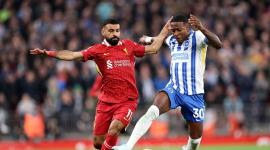 Pervis Estupiñán disputando el balón contra el atacante del Liverpool, Mohamed Salah, en la derrota del Brighton.