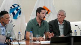 Roberto Luque (centro) fue ministro de Energía y Minas encargado en 2024, durante la crisis energética en Ecuador.