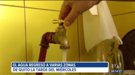 El agua volvió a los primeros barrios del sur de Quito a partir de la tarde de este miércoles 23 de julio. Las autoridades esperan restablecer el servicio a los más de 200 barrios afectados.
Un reportaje de Brigette Mancheno