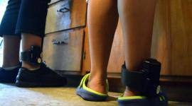 Migrantes liberados de centros de detención eran localizados con grilletes electrónicos.