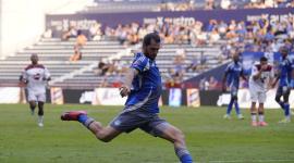 Jugador de Emelec con la posición del balón en el estadio George Capwell, el 'bombillo' se enfrentó el 5 de julio del 2025 a Vino Tinto en la fecha 19 de la LigaPro.