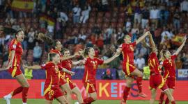 Las jugadoras de la selección española celebran la victoria, a la finalización del encuentro correspondiente a la semifinal de la Eurocopa Femenina 2025.