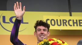 El ciclista australiano Ben O'Connor del equipo Jayco AlUla celebra en el podio tras ganar la 18ª etapa del Tour de Francia.
