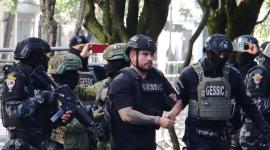 Daniel Salcedo acude con resguardo policial a la Fiscalía General para rendir versión.