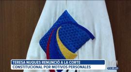 La jueza constitucional, Teresa Nuques, renunció a su cargo aduciendo motivos personales y el organismo, por unanimidad, aceptó su decisión. Raúl Llasag Fernández será el juez que la reemplace.
Un reportaje de Fausto Yépez
