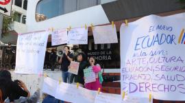 Plantón en el Ministerio de Cultura por malestar en contra de la fusión de varias carteras de estado dispuestas en el Decreto 60 del gobierno, decenas de personas como gestores culturales y funcionarios se suman al reclamo.