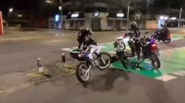Los agentes de policía notaron que estas personas realizaban maniobras peligrosas con motocicletas