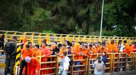 Grupo de colombianos deportados desde Ecuador el sábado 26 de julio del 2025, sobre el puente internacional de Rumichaca en Ipiales (Colombia).