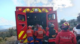 Los Bomberos de Cayambe brindaron atención prehospitalaria a una persona herida tras caer en una grieta.
