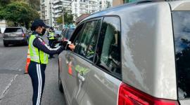 Agentes civiles de tránsito controlan restricción de pico y placa.