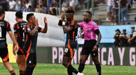 Los jugadores del cuadro eléctrico celebran una de las anotaciones en la victoria ante Manta, en el estadio Jocay, en la jornada del sábado 26 de julio del 2025.