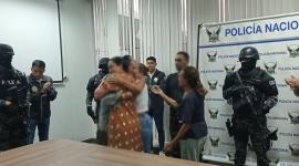 La Policía Nacional logró rescatar a dos personas que habían sido secuestradas, las mismas que fueron localizadas en el sector La Valdramina, vía a Cañalito, en Los Ríos.