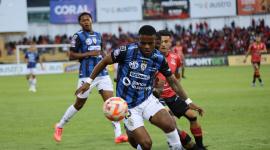 Gustavo Cortez, de Independiente del Valle, controla el esférico ante la marca de Andrés López, de Deportivo Cuenca, en el partido jugado el domingo  27 de julio del 2025.
