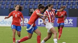 Fernanda Ramírez (c) de Chile disputa el balón con Lice Chamorro de Paraguay este lunes, en un partido de la Copa América Femenina entre Chile y Paraguay en Quito.
