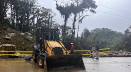 Paso controlado en la vía Baeza - Papallacta. Personal del Ministerio de Transporte y Obras Públicas realiza trabajos de limpieza.