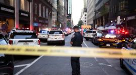 Un agente permanece en la calle mientras la policía responde a un tiroteo en el centro de Manhattan, Nueva York, 28 de julio de 2025.