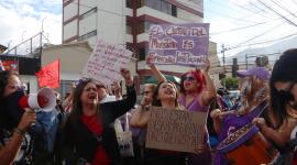 Plantón en el Ministerio de la Mujer y Derechos Humanos, por parte de grupos de mujeres diversas feministas y disidencias, en contra de la fusión de Ministerios y despidos masivos. FOTOS: API / Rolando Enríquez