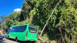Bus de pasajeros chocó en la avenida Simón Bolívar, sector sur de Quito, en medio de robo.