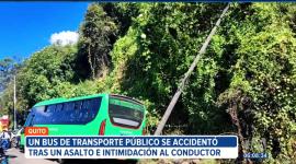 Un bus de transporte público se accidentó con pasajeros a bordo, luego de que sospechosos robaran a sus ocupantes y amedrentaran al conductor. El hecho sucedió en la avenida Simón Bolívar a la altura de La Lucha de los Pobres en el sur de Quito.

Un reportaje de Juan Miguel Rodríguez