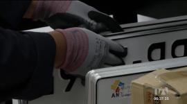 Conductores de vehículos y motocicletas denuncian que circulan con placas de papel porque las autoridades no entregan las originales. Desde la Agencia Nacional de Tránsito reconocen que hay un déficit que lo solventarán con la adquisición de 450 mil placas en los próximos meses.

Un reportaje de Juan Miguel Rodríguez