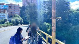 Un hombre ofrecía el servicio de salto al vacío desde el puente en una zona residencial de Quito.