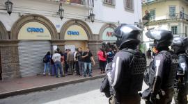 Socios de la cooperativa Crea encontraron las puertas cerradas de la institución financiera en Cuenca, este martes 29 de julio del 2025