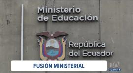 La fusión de ministerios podría tomar entre dos y tres meses, por lo que especialistas en el ámbito laboral estiman que en ese período se conocerán nuevos despidos.
Un reportaje de Belén Merizalde