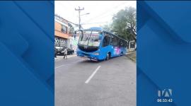 Un bus de transporte público perdió una de sus llantas mientras cubría una ruta, el hecho ocurrió en la avenida Eloy Alfaro y De Los Pinos, en el norte de Quito. El incidente generó preocupación entre los usuarios, quienes exigen mayores controles para garantizar su seguridad.

Un reportaje de Gustavo Jaramillo
