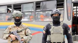 Los presos fueron trasladados a la Penitenciaría de Guayaquil en buses