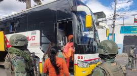 Personal de Fuerzas Armadas resguardó el traslado de mujeres privadas de la libertad de nacionalidad colombiana al Puente Internacional de Rumichaca.