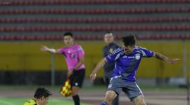 Juan Pablo Ruiz, de Emelec, enfrenta la marca de un adversario de Miguel Iturralde, durante el partido jugado en el estadio Olímpico Atahualpa