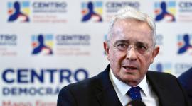 Fotografía de archivo fechada el 27 de noviembre de 2023 del expresidente de Colombia, Álvaro Uribe Vélez, hablando durante una rueda de prensa en Bogotá (Colombia).