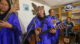 Desde Zámbiza, Jayac lleva más de 30 años difundiendo el folclor andino ecuatoriano con energía y pasión. Su música ha hecho bailar desde Quito hasta Europa, pasando por Estados Unidos, y ha conquistado incluso a estrellas internacionales como Will Smith. Su historia y legado siguen vibrando en cada escenario.